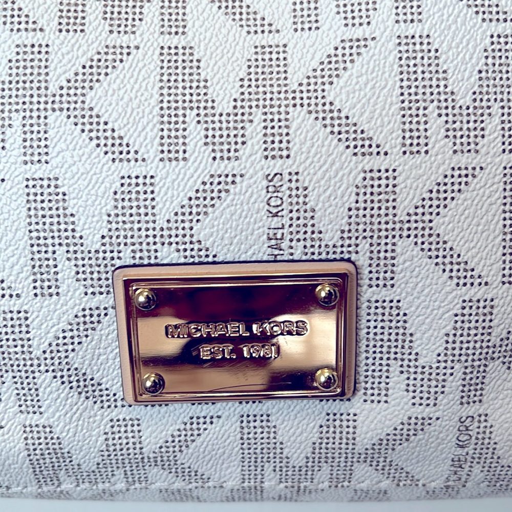 Michael Kors Jet Set Messenger Crossbody Bag in Cream - Picture 9 of 16